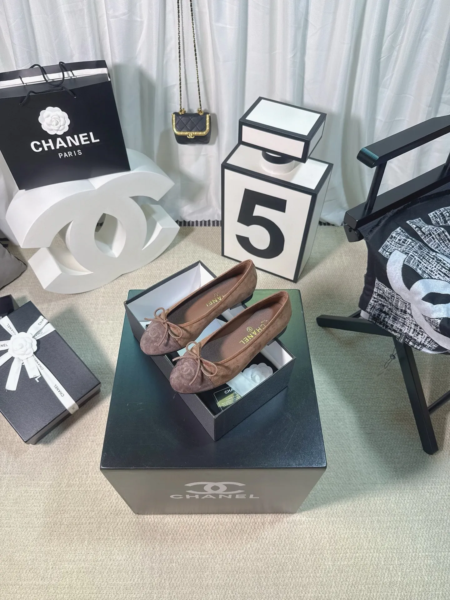 👟👟Ex-factory price 480👟👟 Generation * grade 25s Chanel fragrance is beautiful Maillard color back hollow Sling-back sandals flat/thick heel/high heel Sling-back came out in 1957, and then the two-tone design became a Chanel classic! Very suitable for spring and summer🩰 The two-color design is simple and exquisite, with a square toe and generous temperament. It visually lengthens the leg line. The color of the toe creates a sense of color difference. The back lace design is simple and elegant. It is a classic model that can be worn for hundreds of years. It is worth buying!! Upper: Customized metallic sheepskin. Inner pads: imported sheepskin. Heel height: ballet shoes. Sole: Italian A-grade genuine leather outsole. Size: 35-39 (34.40.41.42.43 is custom-made and non-returnable)